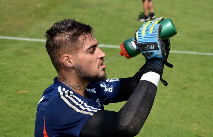 Depois de reunião na tarde desta quinta-feira, o São Paulo decidiu suspender o contrato do goleiro Jean, conforme nota oficial divulgada no começo desta noite. A conclusão foi tomada após encontro entre representantes do clube e do jogador. Dessa forma, os salários deixarão de ser pagos e, por ora, não haverá uma demissão por justa causa. A prática tem valor por determinado período de tempo até que outra forma seja encontrada. 