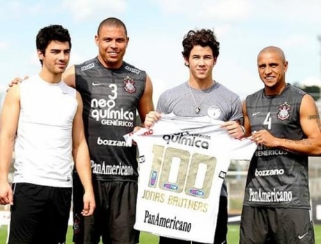 Joe e Nick, da banda Jonas Brothers, também receberam uma camisa do Corinthians com o nome da banda. 