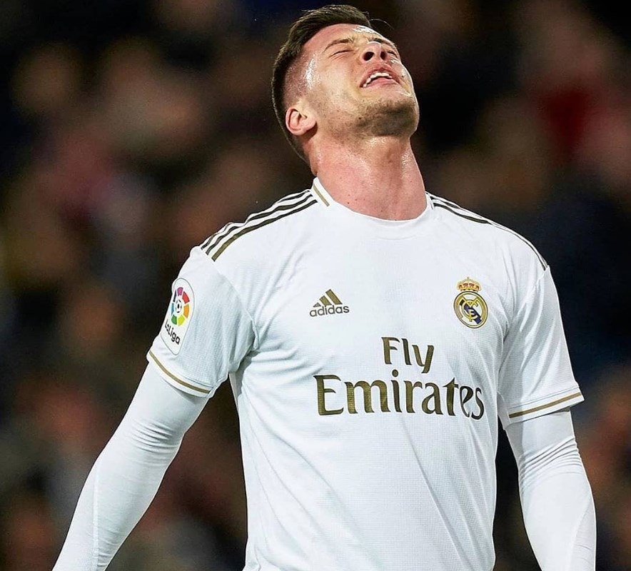 ESQUENTOU - O diário 'As', da Espanha, afirma nesta terça-feira (29) que o Manchester United é mais um dos clubes interessados no empréstimo do atacante sérvio Luka Jovic, do Real Madrid. Os ingleses teriam se movimentado com rapidez e, de acordo com a publicação, são os favoritos à contratação do jogador.