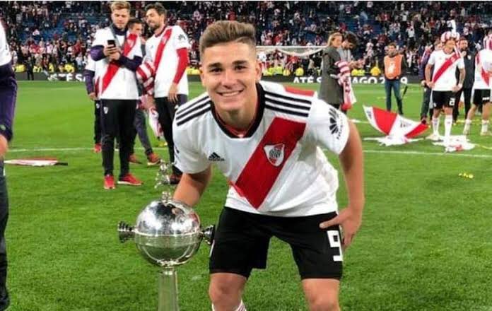 Além dele, outro jogador que aparece como promessa e veste a camisa do River é o atacante Julián Álvarez, de 21 anos.