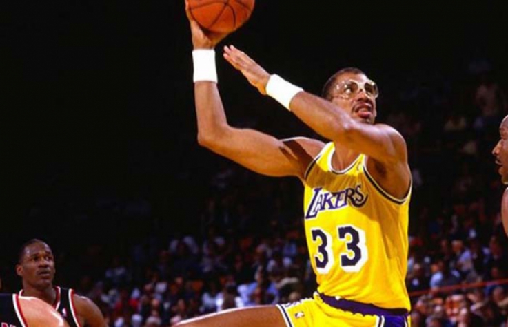 1º: Kareem Abdul-Jabbar é considerado uma das grandes lendas do basquete mundial. Aposentado desde 1989, o ex-astro dos Bucks e dos Lakers é até hoje o maior pontuador da história da NBA, dono de incríveis 38.387 pontos. Foi seis vezes campeão da NBA e e seis vezes vencedor do prêmio ao melhor jogador (MVP).