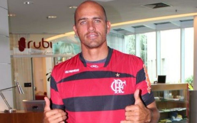 Maior referência do surfe, Kelly Slater ganhou uma camisa personalizada do Flamengo em 2011. 