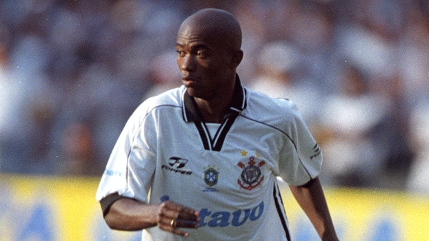 Kléber (Brasil): com passagens por Corinthians, Basel (Suíça), Santos e Internacional, o lateral se aposentou em 2014, após rescindir seu contrato com o Figueirense. Kléber conquistou uma Copa América (2007), dois Campeonatos Brasileiros (1998 e 1999) e um Mundial de Clubes (2000).