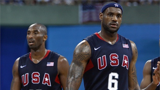 Kobe Bryant e LeBron James não chegaram a jogar na mesma franquia, mas atuaram juntos na seleção americana nas Olimpíadas de 2008 e 2012, quando foram campeões. 