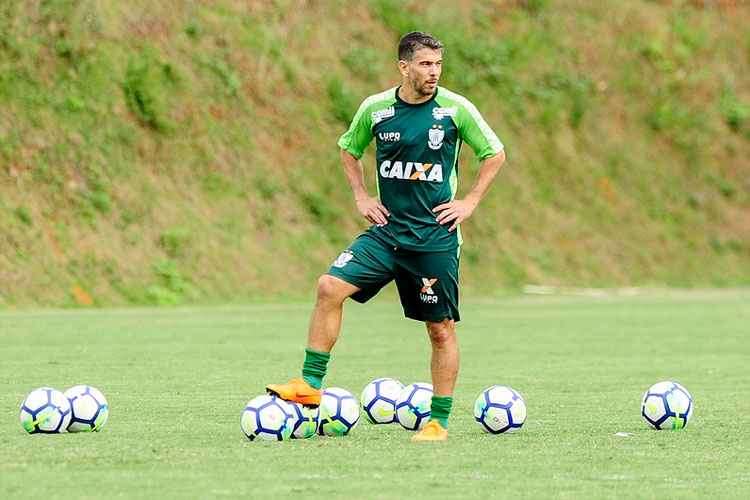 Emprestado ao América-MG pelo Santos, o volante Leandro Donizete não permanecerá no Coelho nesta temporada e está sem clube, já que o contrato com o Peixe também se encerrou. 