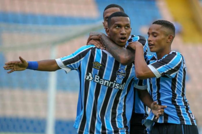 O Grêmio está na sexta colocação, lançando dois jovens da base nesta temporada. Lucas Araújo (meia, 20 anos) e Léo Chu (meia, 20 anos), foram os atletas que estrearam este ano no time principal.