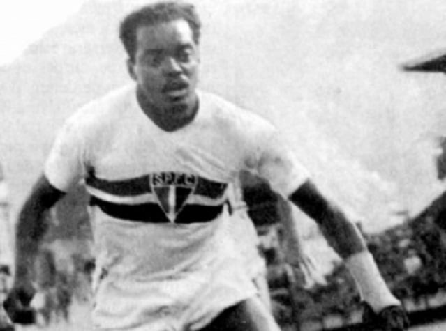 Leônidas da Silva - Conhecido também como "Diamante Negro", o atleta é considerado um dos mais importantes atacantes do futebol brasileiro na primeira metade do século XX.  O craque popularizou o lance conhecido como bicicleta, mas não conquistou uma Copa do Mundo em sua carreira.