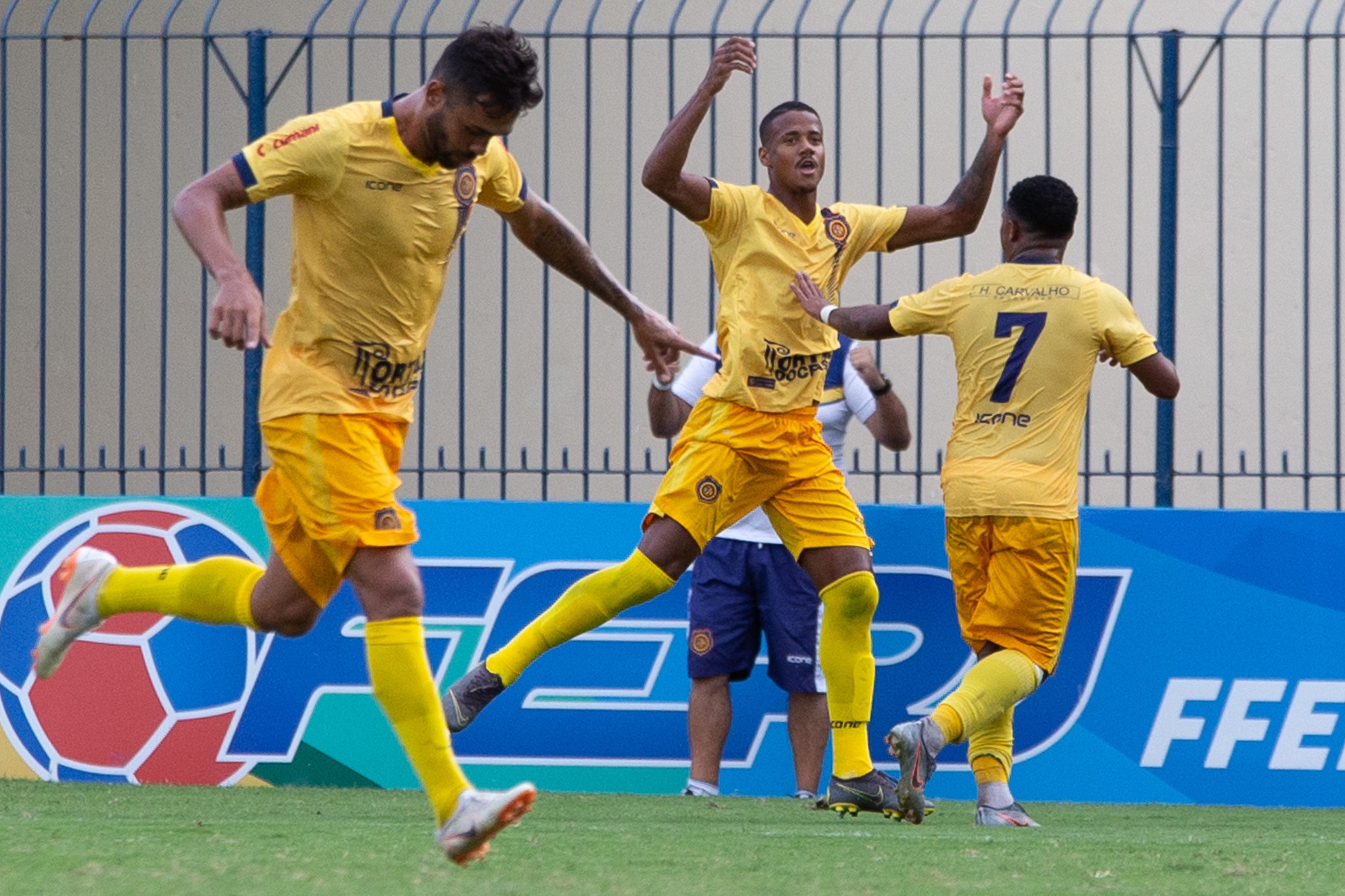 MADUREIRA  | SOBE - Setor ofensivo - O ataque do Madureira colocou a zaga do Botafogo na roda. Com boas trocas de passes e muita velocidade, Catatau, Emerson Carioca e Wander chegaram com facilidade na área adversário e criaram muitas oportunidades de gol.  | DESCE - Pontaria  Com tantas oportunidades criadas, o placar poderia ser mais elástico ainda a favor do Madureira. O time de Conselheiro Galvão desperdiçou muitas chances de ampliar o placar e ter mais tranquilidade no jogo. Faltou tranquilidade e capricho no momento das finalizações.