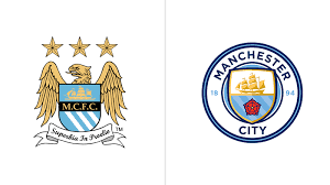 Manchester City - Em 2015, o Manchester City abandonou o escudo com uma águia e três estrelas e retomou o circular, que havia usado entre 1972 e 1997. Assim, o emblema voltou a ter o navio, simbolizando a tradição de Manchester como porto de trocas, e a rosa vermelha.