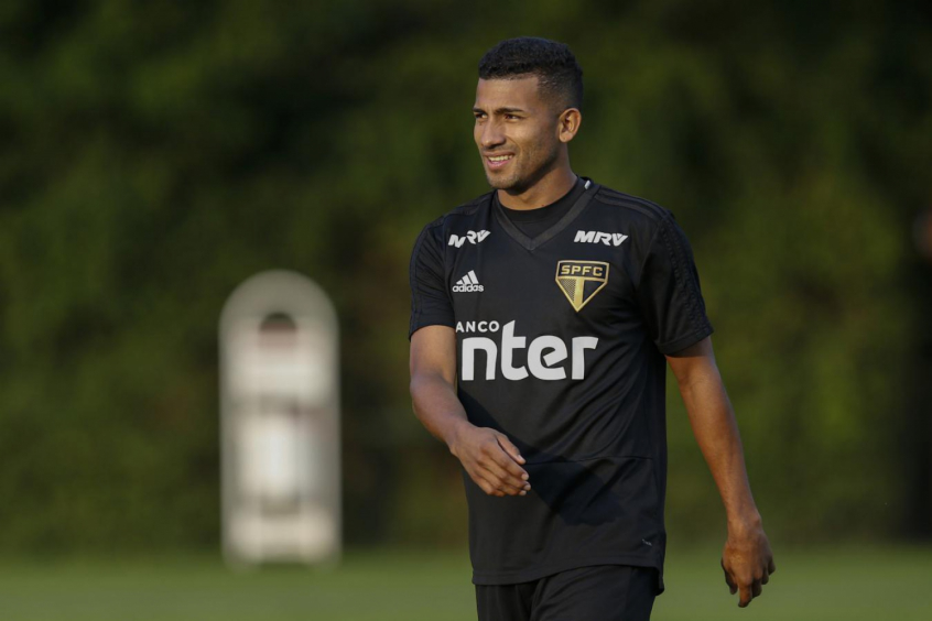 ESQUENTOU - Chegou ao fim nesta semana a passagem de Joao Rojas no São Paulo. Com pouco espaço na equipe, a solução foi a rescisão contratual. Quem ligou o sinal de alerta sobre o seu futebol foi o Equador, país de nascença do atacante disponível no mercado.  Os principais times do país (Barcelona de Guayaquil, LDU e Emelec) não escondem a vontade de negociar, mas estão preocupados com a questão financeira.  De acordo com o site salarysport, Rojas ganhava aproximadamente USD 70 mil no São Paulo e quer manter o mesmo patamar financeiro.