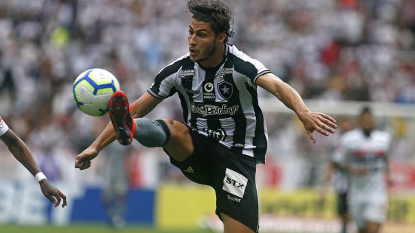 ESQUENTOU - Os dias do lateral Marcinho no Botafogo parecem estar contados. Por dificuldade em renovação, o clube colocou o lateral 'à venda'. A diretoria do Alvinegro entende que a negociação com o lateral-direito é complicada.