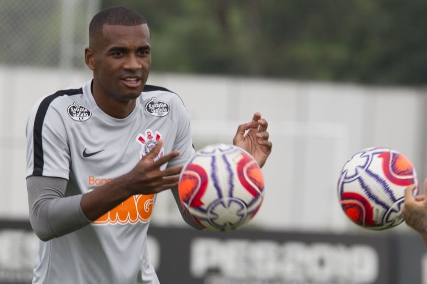 FECHADO - O zagueiro Marllon, que estava emprestado ao Cruzeiro, fi chamado pela comissão técnica do Corinthians para reintegrar o elenco, apos a lesão de Danilo Avelar deixar a equipe sem um zagueiro reserva.