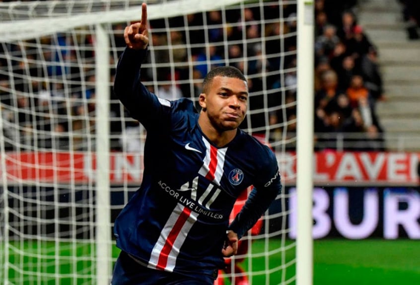 Na contramão de Neymar, o Paris Saint-Germain não medirá esforços para manter Mbappé para a próxima temporada. De acordo com Leonardo, o francês é “intransferível”. Na atual temporada, o camisa 7 marcou 30 gols em 33 partidas.