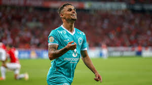 Outra disputa nesse mercado da bola entre os rivais foi o atacante Michael, revelação do Brasileiro pelo Goiás. Após diversas negociações, principalmente com o Timão, o jogador acertou com o Flamengo para o próximo ano.