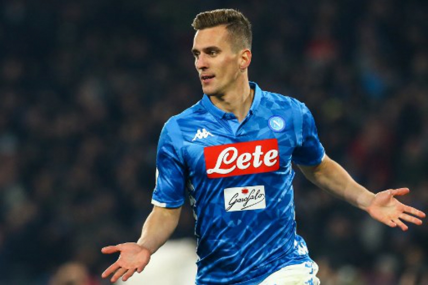 ESQUENTOU: Após negociação frustrada com a Roma, Arkadiusz Milik interessa ao Tottenham. De acordo com a imprensa inglesa, o atacante do Napoli pode reforçar o clube treinado por José Mourinho, que busca um reserva para Harry Kane. O Tottenham é o líder na corrida para contratar o atacante. Antes visto como certo na Roma, Milik teve problemas relacionados aos salários e direitos de imagem, o que cancelaram a transferência.