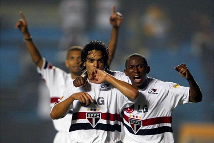 São Paulo - 2006: Naquela temporada, o vencedor do primeiro turno do Brasileirão foi o São Paulo, com 38 pontos conquistados. O Tricolor se sagrou campeão brasileiro daquela temporada.