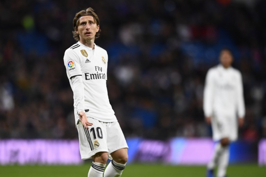 Modric: Único jogador a conseguir quebrar a hegemonia entre Cristiano Ronaldo e Messi na briga pelo prêmio de melhor do mundo, o croata tem perdido espaço no Real Madrid por conta da idade avançada e pode deixar o clube espanhol. A Inter de Milão já demonstrou interesse.