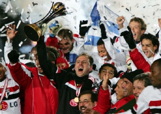 8) São Paulo (9 títulos): Mundial de Clubes (2005), Libertadores (2005), Sul-Americana (2012), Campeonato Brasileiro (2006, 2007 e 2008), Torneio Rio-São Paulo (2001), Campeonato Paulista (2005) e Supercampeonato Paulista (2002).