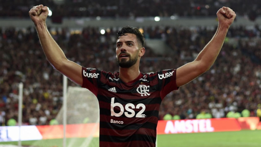 Pablo Marí - Em 2020, o sistema defensivo do Flamengo vem sendo alvo de muitos questionamentos de sua torcida e muito disso se deve a saída de Pablo Marí. Titular absoluto do time campeão da Libertadores e do Brasileiro, Marí foi contratado pelo Arsenal, da Inglaterra. Parte do dinheiro da venda do zagueiro foi reinvestido na posição, contratando Leo Pereira, mas o jogador ainda não conseguiu se firmar no clube. 