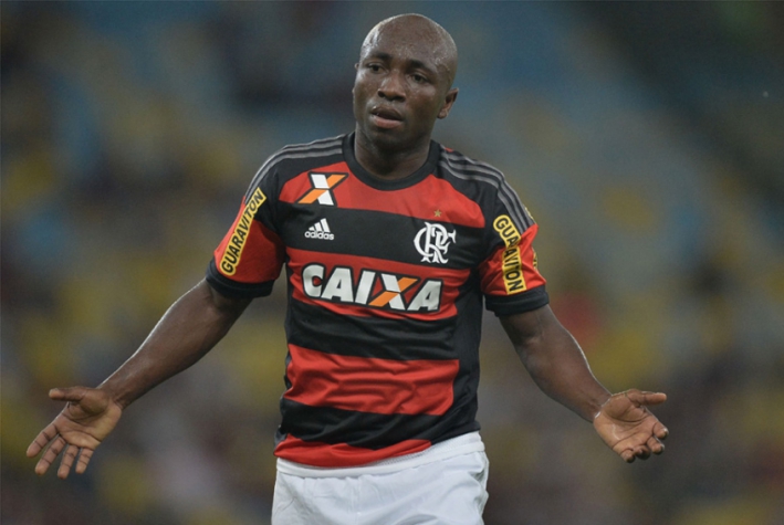 Armero: após destaque no Palmeiras e fora do Brasil, o lateral não conseguiu repetir o mesmo sucesso no Flamengo, onde atuou em apenas seis partidas em 2015.