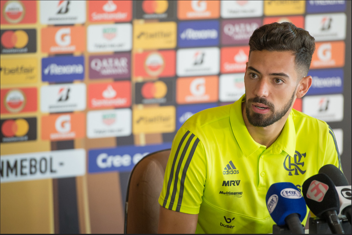 Pablo Marí está com o futuro indefinido. O Arsenal ainda tem interesse na contratação do zagueiro, que se reapresentou na tarde desta terça-feira, no Ninho do Urubu, e aprimorou a parte física, com atividades na academia e treinos específicos no campo 1 do CT do Flamengo. A janela de transferências internacionais da Inglaterra se encerra nesta sexta, e, até lá, um acordo pode sair entre Arsenal e Flamengo pelo defensor. As tratativas seguem em andamento e com data para ser finalizada.