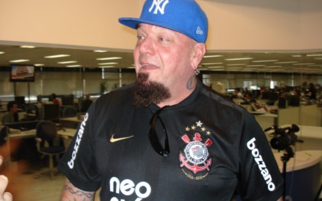 Paul Di'Anno, ex-vocalista do Iron Maiden, morou no Brasil em 2008. Ele virou torcedor do Corinthians e já foi visto em diversas oportunidades com a camisa do clube. Inclusive, já fez até shows com o uniforme.