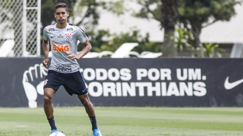 Na espera pelo Benfica, o Corinthians tem um acordo de renovação com o meia Pedrinho. Caso ele permaneça no Timão, o jogador terá o vínculo renovado até 2023, além de um aumento salarial. O Benfica tem até o fim deste mês para comprar o camisa 10 corintiano.