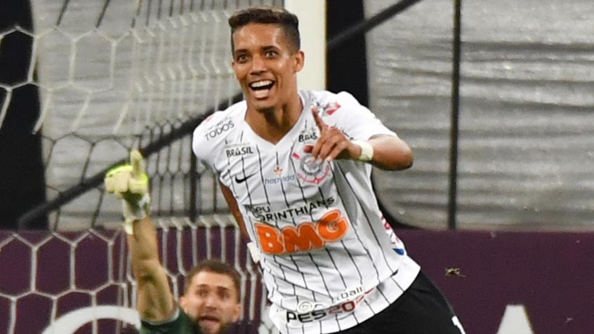 O meia-atacante Pedrinho pode permanecer no Corinthians por mais tempo. Negociado com o Benfica, o meia tinha viagem marcada para Portugal para o meio do ano, mas, por conta da paralisação das partidas devido ao novo coronavírus, a viagem deve ser adiada, segundo indicou o diretor do clube lusitano, Tiago Pinto.