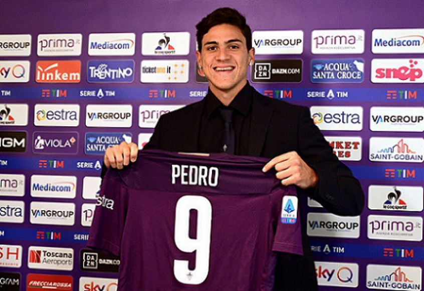 Sem espaço na Fiorentina, o atacante Pedro deve respirar novos ares em 2020. Flamengo e Porto oficializaram ofertas ao clube italiano para contar com o brasileiro neste ano e aguardam a resposta da Viola e do centroavante, cujo empresário, Marcio Giugni, chegará na Itália nos próximos dias. A expectativa é de que o futuro do camisa 9 seja definido no início da próxima semana.