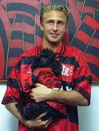 O meia polonês Piekarski chegou no futebol brasileiro em 1996, contratado pelo Atlético-PR. Jogou também pelo Flamengo e Mogi Mirim, antes de se aposentar e virar empresário de jogadores.