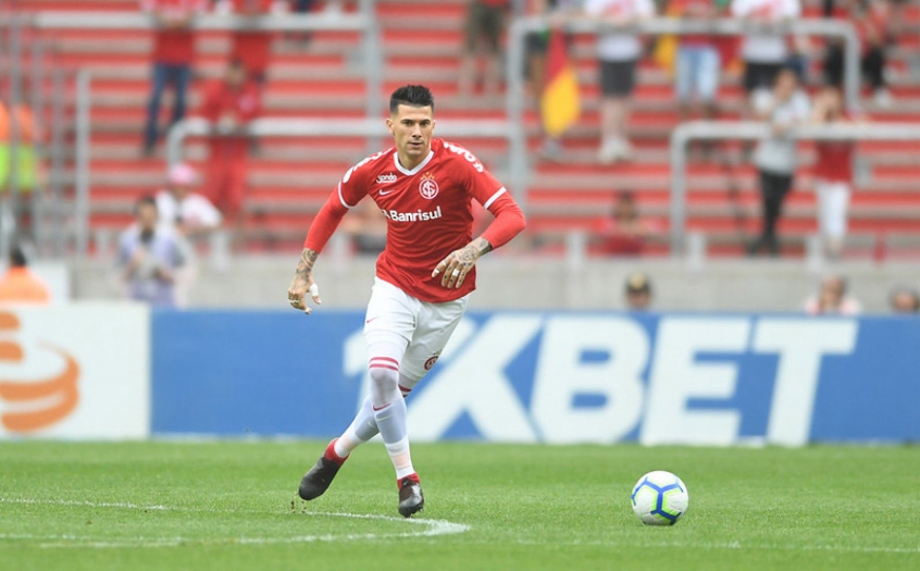 FECHADO! - O zagueiro Victor Cuesta renovou com o Internacional. Executivo de futebol do Colorado, Paulo Bracks, revelou o acordo em entrevista à Rádio Gre-Nal. O novo contrato vai até dezembro de 2023. O antigo estava terminando em junho de 2022.