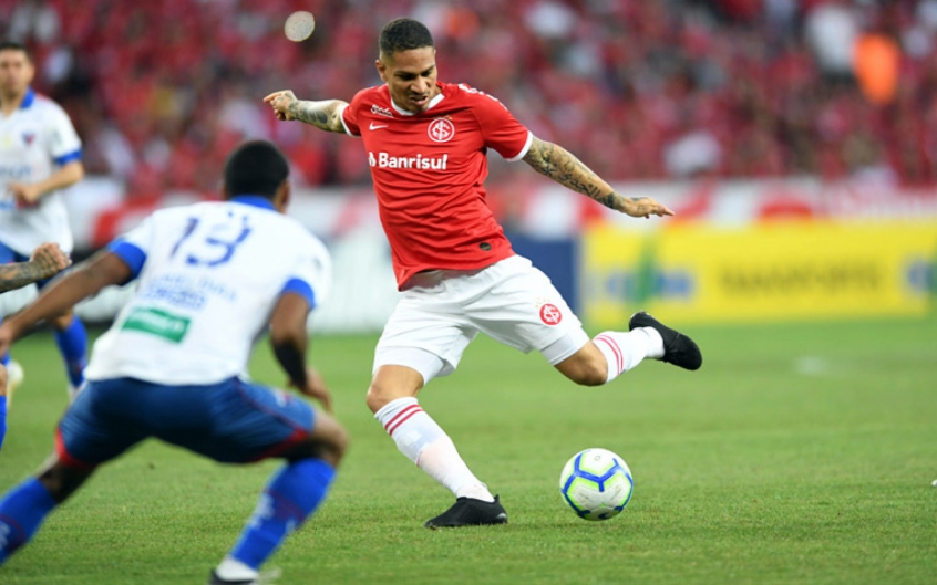 ESQUENTOU - A vaga para centroavante no Boca Jrs segue livre. Depois de negociar Ramón Ábila com o Minnesota United, dos Estados Unidos, o Xeneize voltou a sondar Paolo Guerrero, do Internacional. Segundo o jornal argentino “Olé”, o nome do peruano é o de maior força para chegar.