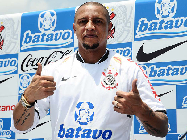 Roberto Carlos - Assim como Ronaldo Fenômeno, o lateral-esquerdo foi mais um grande nome do futebol brasileiro que optou em vestir a camisa do Corinthians. Após uma passagem pelo Fenerbahçe, depois de deixar o Real Madrid, Roberto Carlos veio para o Brasil atuar no Timão. Mas, a passagem só durou até 2011, quando o lateral embarcou em uma aventura para o Anzhi, da Rússia.