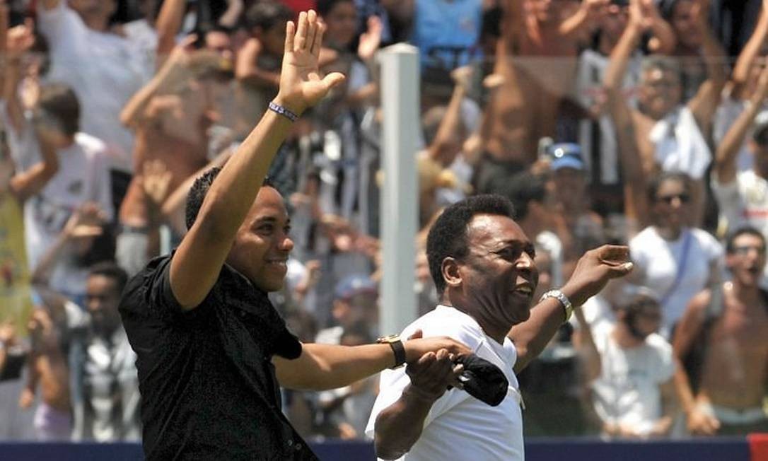 Outra apresentação diferente no Santos foi a de Robinho em 2010. O Rei das Pedaladas chegou à Vila Belmiro de helicóptero, juntamente com Pelé. O evento ainda teve show do cantor Charlie Brown Jr. 