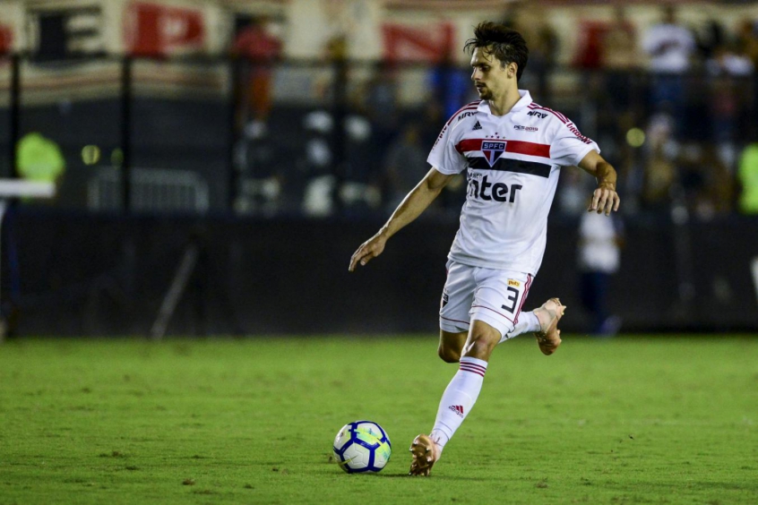 Rodrigo Caio foi outro nome do São Paulo que não saiu de bem com a torcida. Antes de acertar com o Flamengo, em 2019, havia sido chamado de “zagueiro de condomínio” por um assessor da presidência do clube, três anos antes. 