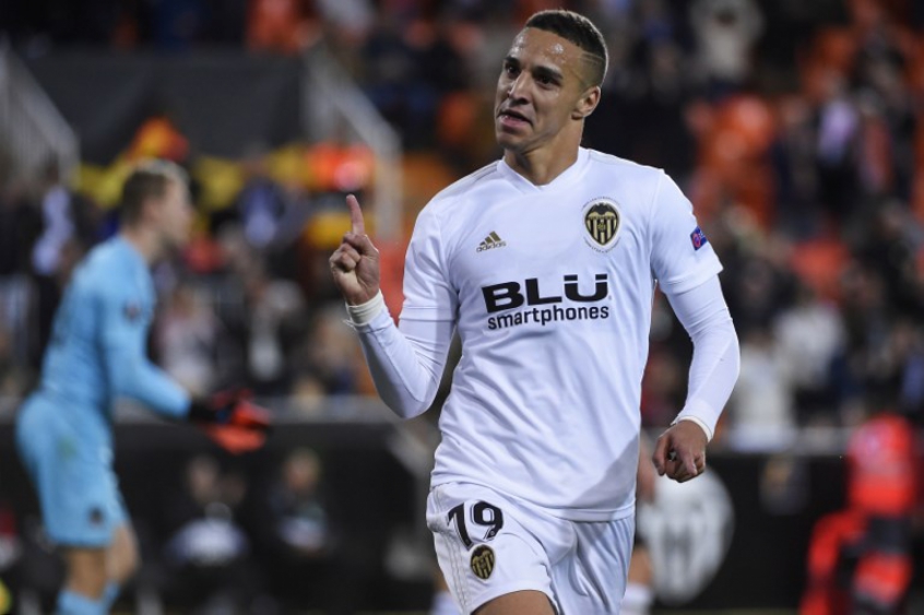 FECHADO - O Valencia, da Espanha, confirmou a saída do atacante hispano-brasileiro Rodrigo Moreno. O destino do jogador é o Leeds United, da Inglaterra, que acabou de subir para a primeira divisão nacional. O clube espanhol não citou valores, mas a negociação gira em torno de 30 milhões de euros (cerca de R$ 198 milhões), segundo a mídia britânica.