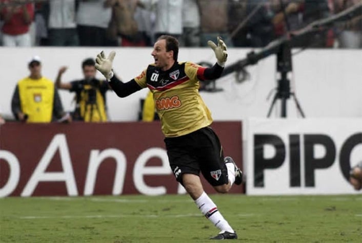 2011 - Em 2011, o São Paulo sofreu 35 gols em 29 jogos no Brasileiro. A defesa era formada por Rogério Ceni; Xandão, Alex Silva e Miranda.