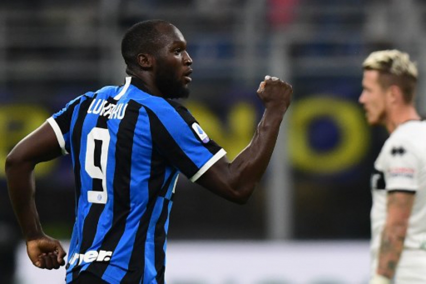 ESQUENTOU - Um dos principais nomes da Inter de Milão, o atacante Romelu Lukaku não tem permanência garantida no clube para a próxima temporada. De acordo com a imprensa italiana, a Nerazzurri pode vender o belga a fim de diminuir o impacto financeiro causado pela pandemia da Covid-19. Segundo o jornal "Corriere dello Sport", a Inter deseja 120 milhões de euros (R$ 802 milhões) para vender o jogador. Este valor é próximo ao calculado pelo clube em déficit na atual temporada, que varia entre 130 milhões e 140 milhões de euros (R$ 869 milhões e R$ 936 milhões).