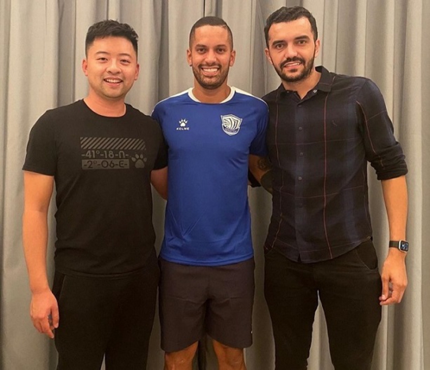 O volante Rômulo rescindiu o contrato com o Flamengo acertou com o Ever Bright, da China. Seu contrato com o clube asiático será de dois anos. Na última temporada, Rômulo jogou por empréstimo no Grêmio.