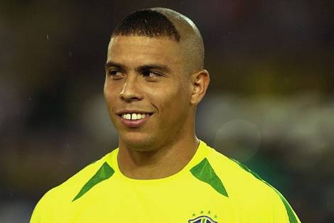 Motivo do corte de cabelo inusitado: em entrevista à revista “Sports Illustrated”, Ronaldo Fenômeno explicou o corte de cabelo para a final. Pedindo desculpas às mães pela influência aos filhos que o imitaram, ele explicou em seguida que cortou o cabelo daquela maneira para desviar o foco de sua lesão. O estilo foi feito para a semifinal contra a Turquia e mantido para a decisão contra a Alemanha.