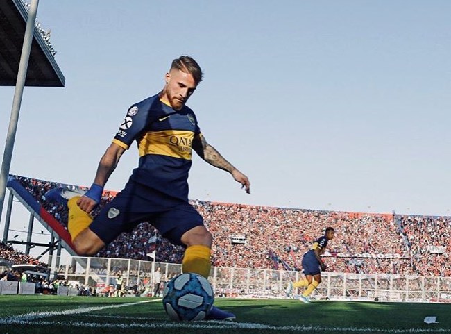 O meia Alexis Mac Allister, do Boca Juniors e da seleção sub-23 da Argentina, vai para o Brighton, da Inglaterra. Ele já tinha contato com o clube inglês e se apresentaria no meio do ano, mas o Brighton fez um depósito adicional para poder contar com o jogador já neste começo de 2020.