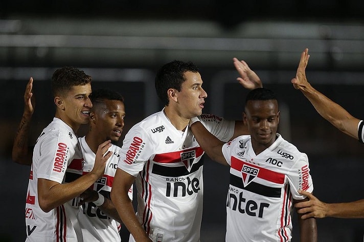 O São Paulo recebe R$ 23 milhões por ano do Banco Inter, que é o patrocinador máster do Tricolor. 