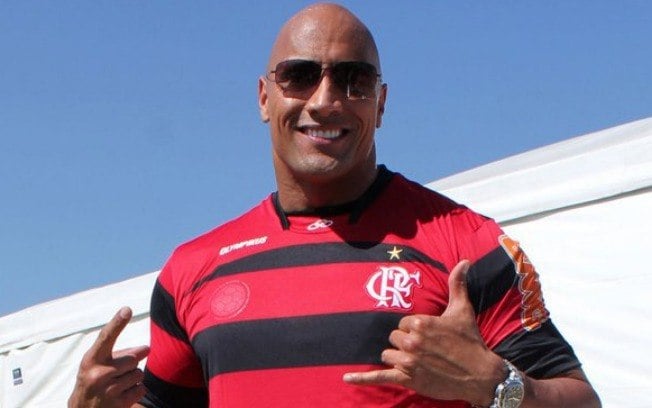 O ator Dwayne Johnson, mais conhecido como 'The Rock', posou com a camisa do Flamengo no Rio de Janeiro, em 2011. 