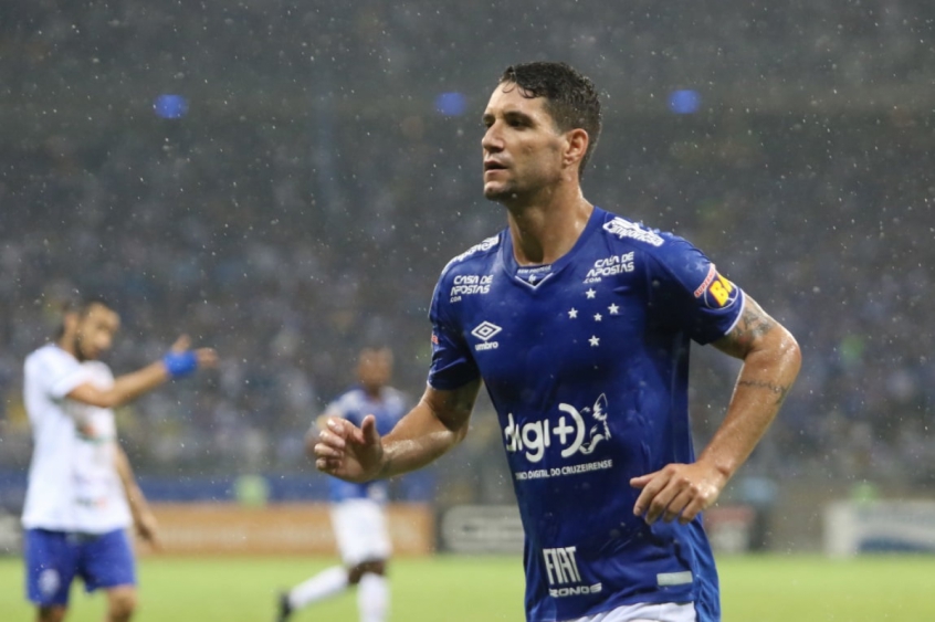 A reapresentação do Cruzeiro foi cheia de mudanças, um pouco tumultuada. Mas, uma situação não se alterou: o imbróglio entre o clube e o meia Thiago Neves segue e o destino do jogador ainda está indefinido. O Cruzeiro tentou um acordo com o agente do atleta, Leandro Lima, porém, não houve um acordo e a conversa, que tentaria acabar com a ação judicial, movida por Thiago, no valor de R$ 16 milhões, deve seguir em frente