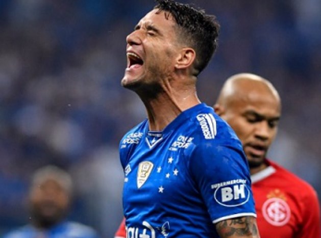 Thiago Neves e Grêmio rescindiram contrato na última segunda-feira e, então, foi vazado que ele estava com negociações avançadas com o Atlético-MG, clube rival do Cruzeiro, onde ele atuou de 2017 a 2019. A repercussão foi tão negativa nas redes sociais que a diretoria optou por dar a negociação por encerrada.