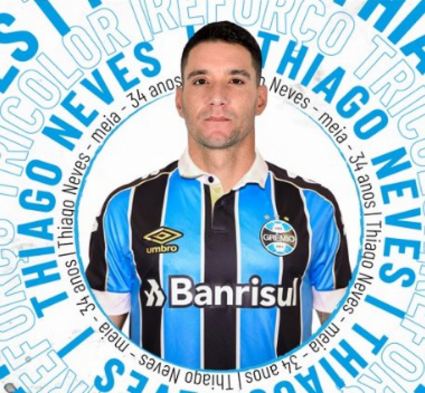  Através das redes sociais, o Grêmio oficializou a chegada do meia Thiago Neves, que estava no Cruzeiro. Ele assinou com o clube do Rio Grande do Sul por uma temporada.