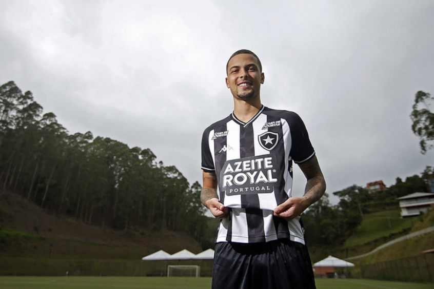  FRIO: Nesta terça-feira, a diretoria do Corinthians pediu que o volante Thiaguinho deixasse o Botafogo, clube onde estava emprestado, e retornasse para São Paulo. Apesar da decisão da cúpula alvinegra, o meio-campista não está nos planos do técnico Tiago Nunes para 2020. A decisão de tirar o atleta da equipe carioca tem relação com a valorização do jogador no mercado.