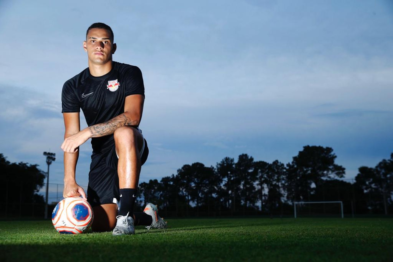 ESQUENTOU - Tendo recebido recentemente propostas do Urawa Red Diamonds, do Japão, e do Sport Recife, o meia-atacante Thonny Anderson espera ter o seu futuro definido até o início do mês de abril. Em conversas constantes com seu empresário Alaece Dias, o atleta tem se mostrado bastante animado com a proximidade do acerto com seu futuro clube.