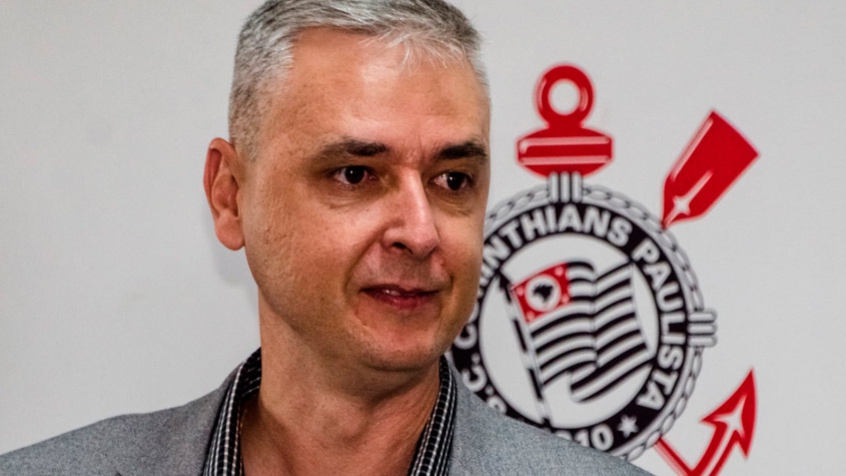 O Corinthians tirou Tiago Nunes do Athletico para ser o seu novo técnico em 2020 e mudar a postura do time, porém após sete meses de trabalho, Tiago deu lugar a Coelho, que assumiu o comando técnico interinamente.