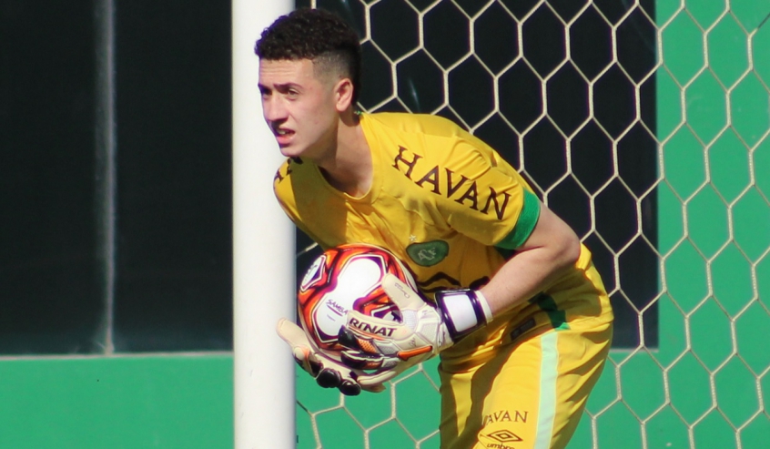 FECHADO - Peça que foi importante na Chapecoense especialmente no ano de 2019, o jovem goleiro Tiepo renovou seu acordo com o clube catarinense na última segunda-feira (3) tendo, agora, um vínculo com duração até 2022. 